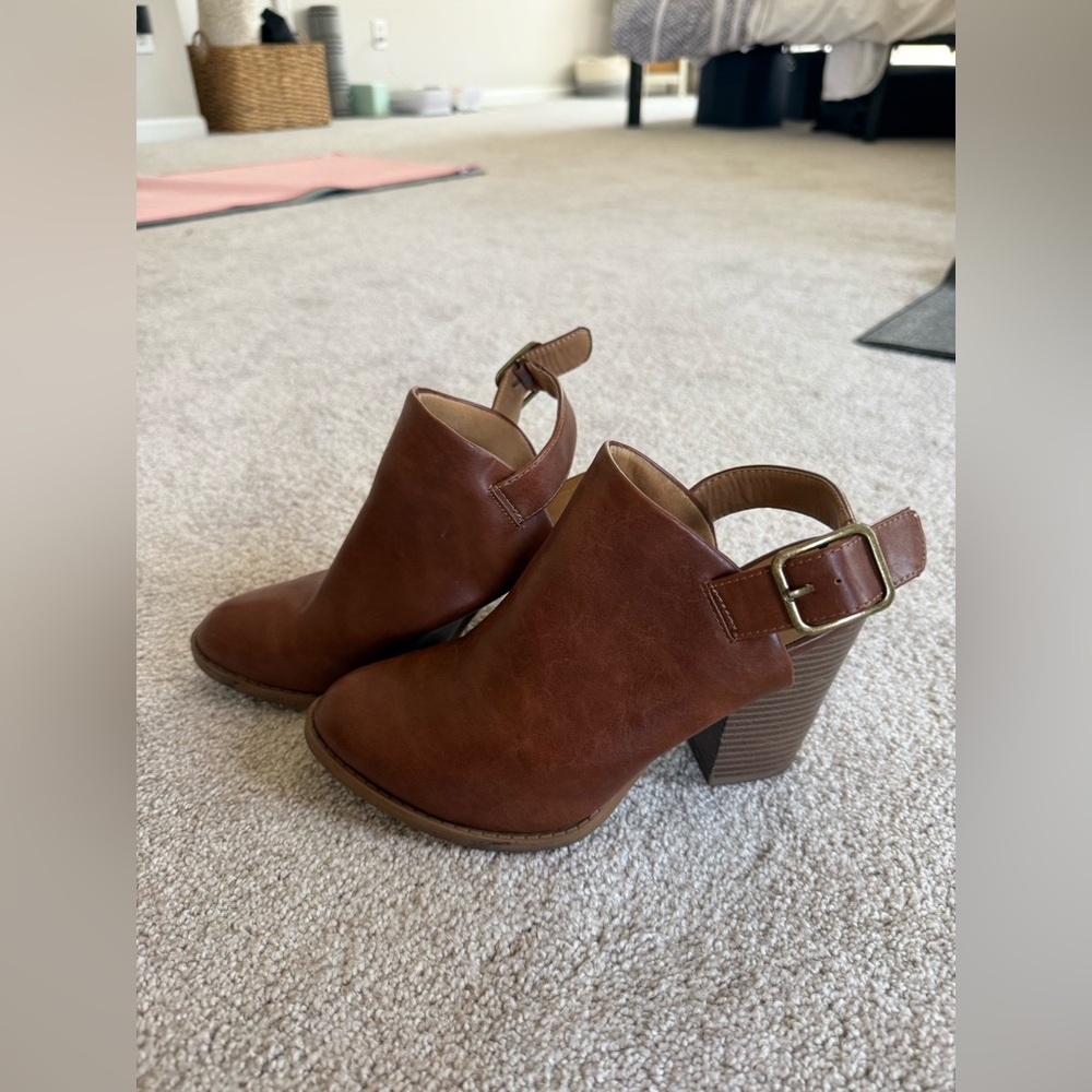 Women’s Brown Leather Heeled Clogs